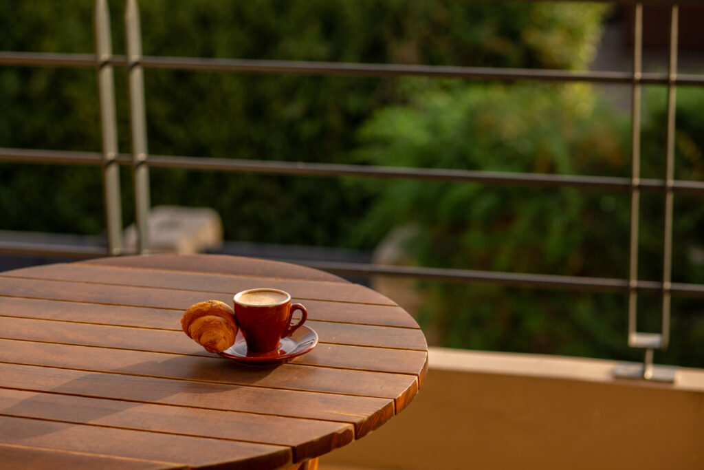 Balkon Keyfinizi Taçlandıran Ahşap Masa Modelleri